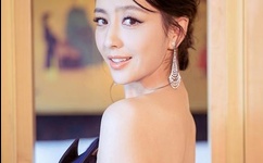 男子深夜偷窥女邻居洗澡